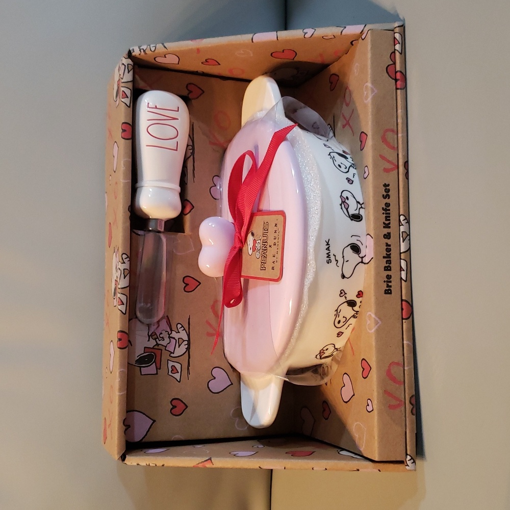 Rae Dunn Valentine's themed Peanuts Snoopy Brie Baker and Knife set NWT